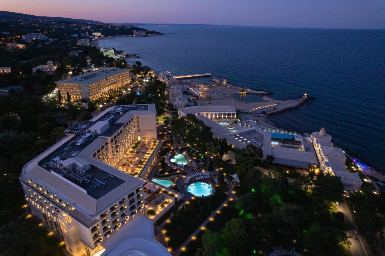 Hotel Ensana Aquahouse à St Constantin et Helena Extérieur photo The resort at night